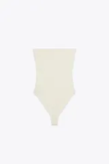 Body color blanco hueso, estilo strapless (bandeau) con escote recto y corte de bombacha cavado.