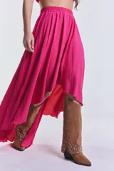 Pollera larga fucsia con corte irregular y cintura elastizada.