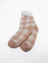 Medias de tejido de punto con estampado a cuadros en tonos beige y blanco, con interior y borde superior de sherpa blanco. La suela cuenta con puntos antideslizantes.