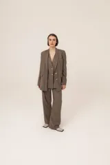 Pantalón de vestir de corte recto, confeccionado en lana, con diseño de rayas verticales finas y bolsillos laterales.