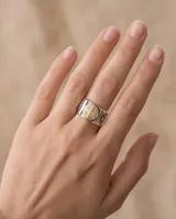 Anillo ancho de plata con aplique circular de oro 18k con diseño de San Benito.