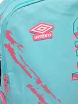 Mochila azul marino con diseño gráfico de salpicaduras en verde lima y letras blancas y verdes que forman la palabra "Umbro" verticalmente. Incluye el logo de Umbro en la parte superior central.