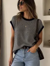 Blusa de hilo tejido a rayas horizontales, modelo suelto y oversize, con cuello redondo y mangas cortas.