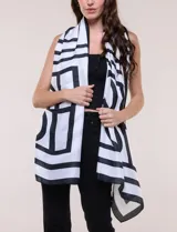 Pashmina rectangular de satén con estampado geométrico en blanco y negro, de la marca Jessica McClintock.