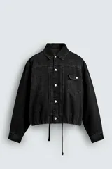Cazadora de denim de algodón en color negro con interior acolchado. Presenta un corte boxy fit, cuello solapa, cierre frontal con botones, bolsillo plastrón en el pecho y bajo ajustable con cordón.