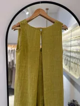 Mono largo color mostaza de lino, con escote en "V", breteles anchos, corte amplio y abertura en la espalda.