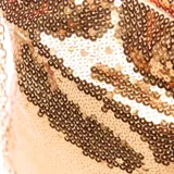 Bandolera dorada cubierta de lentejuelas, con correa de cadena metálica. Cierre con broche, forro interior textil y bolsillo interno con cierre.