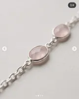 Pulsera de plata con cadena eslabonada y piedras naturales de cuarzo rosa redondas incrustadas a lo largo de la pieza.