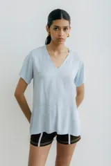Remera celeste de corte holgado con cuello en V y mangas cortas.