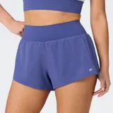 Short deportivo Fabletics modelo Sunchaser color azul, con cintura ancha de punto, short interior ajustado y detalle de logo reflectante.