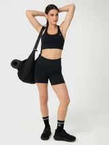 Top deportivo negro de sujeción media con espalda cruzada y diseño ergonómico. Confeccionado en tejido suave con tecnología Aloe Vera.