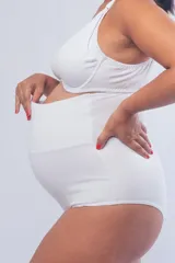 Bombacha maternal de tiro extra alto, confeccionada en algodón elastizado con doble tela en la zona abdominal para mayor soporte.