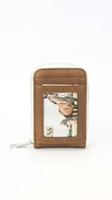 Tarjetero de diseño compacto en color tostado, con cierre perimetral metálico y visor frontal transparente para identificación o tarjetas.