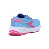 Championes deportivos Diadora modelo Rush, color celeste con detalles en rosa fucsia. Presentan capellada de malla transpirable, logo Diadora en el lateral y suela gruesa blanca con detalles en rosa.