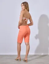 Bermuda color verde militar en gabardina elastizada, marca Ruby Rd. Pretina ancha elastizada. Delantera con bolsillos simulados. Trasera con bolsillos aplicados.