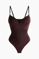 Body colaless de diseño seamless color bordó, con efecto push-up, leves propiedades moldeadoras en la cintura, breteles ajustables y copas acolchadas.