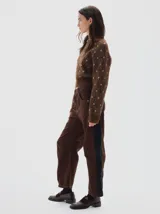 Jean barrel colorblock de denim azul marino y pana bordó, con pierna ancha que se estrecha hacia el tobillo. Presenta cintura ajustada y corte relajado en cadera y muslo.