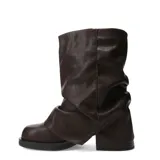 Botas de caña media color marrón, con diseño arrugado y tres hebillas laterales metálicas decorativas. Cuenta con taco medio y suela firme.
