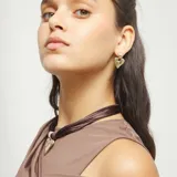 Pendientes de botón dorados con forma de corazón tridimensional y acabado pulido.