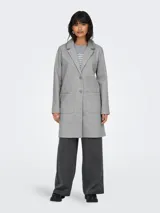 Blazer largo de corte recto y estilo minimalista, confeccionado en tejido de punto gris melange. Presenta cuello con solapas, cierre frontal de dos botones y dos bolsillos frontales de parche.