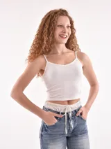 Musculosa blanca de tejido acanalado, con escote en V y tirantes finos.