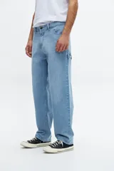 Pantalón de jean celeste, de corte amplio y tiro medio, con bolsillos delanteros y traseros, y presilla para herramientas en la pierna derecha.