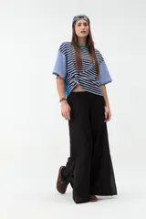 Pantalón negro de corte ancho y fluido, confeccionado en tejido ligero y cómodo, con cintura alta y diseño recto.