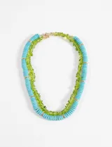 Collar corto de doble hilera con piedras naturales engarzadas, una hilera de piedras turquesas y otra de piedras verdes.
