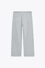 Pantalón jogger de la colección Zara Woman, color gris claro, confeccionado en hilatura con algodón y lyocell. Presenta tiro medio, cintura elástica ajustable con cordones, bolsillos laterales ocultos en costura y pierna ancha.