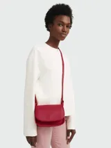 Cartera cruzada Longchamp modelo Le Foulonné, color rojo intenso, con solapa curva y correa ajustable.