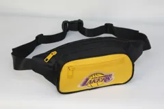 Riñonera negra con detalles en amarillo y logo de Los Angeles Lakers.
