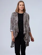 Cardigan abierto con estampado animal print, de mangas 3/4 con presilla y botón para regular el largo.