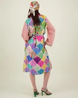 Kimono multicolor con estampado de rayas verticales y mangas anchas con estampado geométrico.