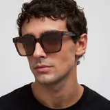 Lentes de sol con montura cuadrada de estilo oversized en estampado carey y cristales polarizados en color marrón.