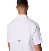 Camisa de manga corta Columbia modelo Bahama II, diseñada para actividades al aire libre. Presenta cuello con botones, cierre frontal abotonado, cuatro bolsillos frontales con solapa y ventilación trasera forrada en malla para mayor transpirabilidad.