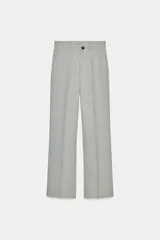 Pantalón de tiro medio con corte flare y pernera ancha. Presenta cintura con trabillas, bolsillos laterales, raya planchada frontal y cierre con cremallera, botón y ganchos metálicos.