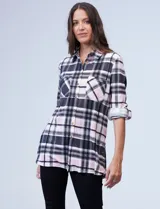 Camisa de Robert Louis en tejido soft a cuadros beige, blanco y gris. Tiene cuello con solapa, abertura central con botones, mangas largas regulables con presilla y botón, bolsillos delanteros aplicados, ruedo lateral con abertura y botones.