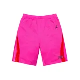 Short de básquetbol de malla en color fucsia, con paneles laterales en rojo y rosa vibrante. Presenta el logo de Jumpman bordado en negro y un parche con la colaboración Supreme x Jordan en la parte inferior.