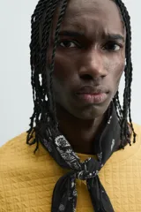 Camiseta de manga corta color crema, con cuello redondo y tejido texturizado con estructura.