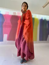 Poncho de seda pintada a mano, con diseño desestructurado y ajuste en el cuello.