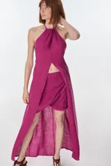 Top largo marrón con breteles finos ajustables y tajo frontal. Confeccionado en lino italiano.