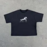 Remera boxy negra de manga corta, con estampa frontal en serigrafía de un caballo galopando y texto.