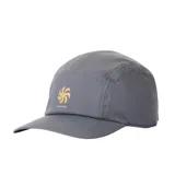 Gorra tipo camp hat color gris, con diseño de cinco paneles y visera curva. Presenta un gráfico estampado en el panel frontal con el logo de la marca en color beige.