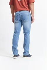 Jean de hombre color azul claro, de corte regular y tiro medio. Confeccionado en algodón con spandex para mayor comodidad.