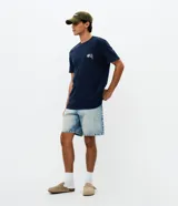 Bermuda de jean con corte recto, color azul claro con efecto lavado, cintura con trabillas, cierre de botón y cremallera, y bolsillos funcionales.