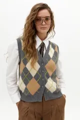 Chaleco de punto con diseño de rombos argyle en tonos gris, beige, marrón y verde, con escote en V y cierre frontal de botones.