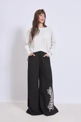 Sweater de punto color crudo, de mangas largas y corte holgado.