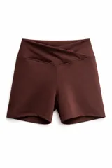 Short deportivo de tiro alto con cintura cruzada en V, confeccionado en tejido técnico elástico.