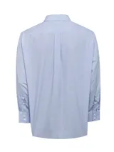 Camisa de manga larga RKF color celeste con rayas finas verticales azul oscuro, de corte regular con cuello italiano, bolsillo frontal en el pecho y cierre de botones.