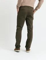 Pantalon de vestir azul marino de corte recto, con bolsillos laterales inclinados y bolsillos traseros de doble ribete.